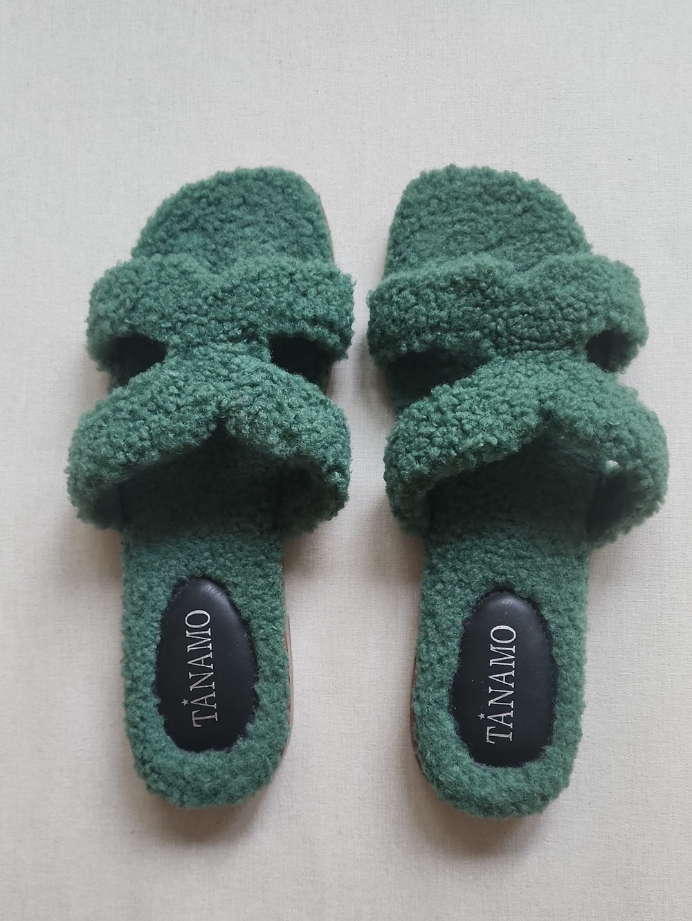 Tánamo Women's Plush Crisscross Slide Slippers in Forest Green